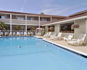 Ramada by Wyndham Portland Airport - Portland - Pool