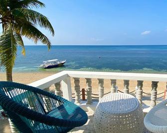 Lanas Beach Resort Carabao Island - San Jose - Balcón