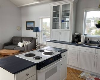 Spinneys Guesthouse & Beach Cottages - Phippsburg - Kitchen