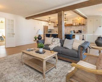 The Port Loft: Harbourview charm - Yarmouth - Вітальня