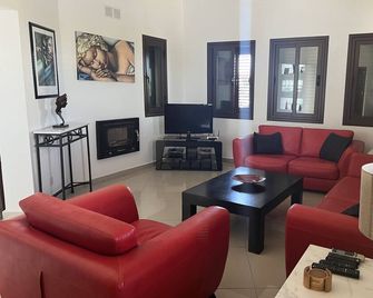 Hidden Away Modern Villa With Private Gardens, Pool And Driveway - Lápithos - Salon