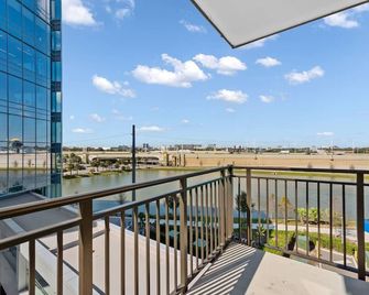 Safest Location in Town Pool and Gym Luxury - Tampa - Balcony