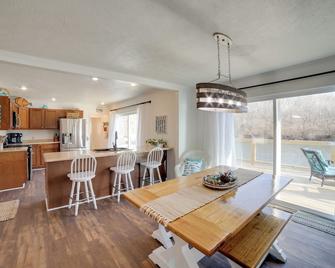 Charming Riverfront Retreat in Monticello! - Monticello - Dining room