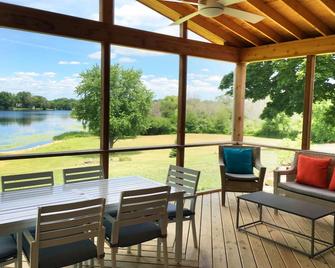 4 Acres of private lakefront - Fox Chain Of Lakes - 1 hour from Chicago - Fox Lake - Ristorante