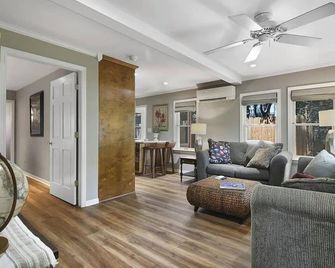Charming 2-bedroom house in historic Mount Dora with WiFi, AC, & full kitchen - Mount Dora - Living room