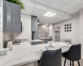 Stylish and Prestigious - 2 Bed, 2 Bath On The Avenue - Fountain Hills - Comedor