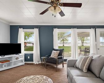 Adorable Chapman Lake Front Home - Warsaw - Living room