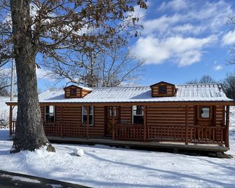 Griffis Game Hunting and/or Getaway - West Union - Edificio