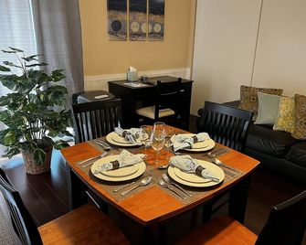 Bright and Spacious Apartment by Downtown Alameda, 2BR 2BA - Alameda - Dining room