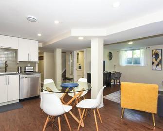 Nepean | Modern | Lower unit | Sleeps 6 | 3 beds, 1 bath - Ottawa - Comedor