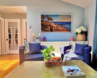 Bright and Airy in Hampton Bays - Hampton Bays - Living room