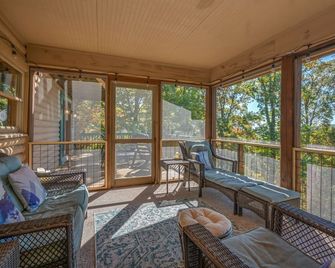 White Oak Vista | A Peaceful Cabin with Breathtaking Views | Under 20 min to TIEC - Columbus - Balcony