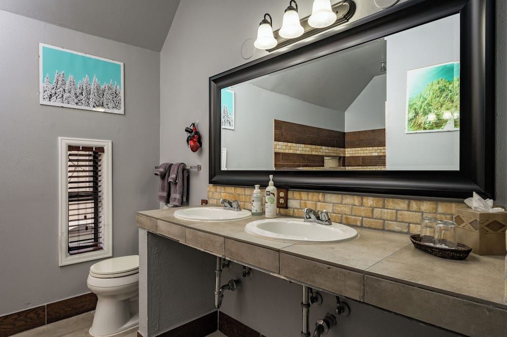 Bathroom view of Queen Anne Bed And Breakfast