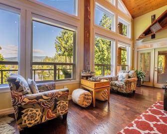  Sunshine Coast Waterfront Vacation Rental Perfect place for family reunions. - Sechelt - Sala de estar