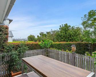 Spacious family home in Meadowbank| by Furnished Rentals - Auckland - Balcón