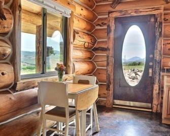 Rangers Cabin,- ideal couples retreat with pristine panoramic mountain views! - Wapiti - Salle à manger
