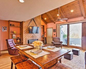 Pet-Friendly Beech Mountain Condo Walk to Slopes - Beech Mountain - Dining room