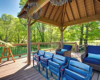 Walk to Lake: Hiram Hideaway w/ Shared Gazebo! - Hiram - Terasa