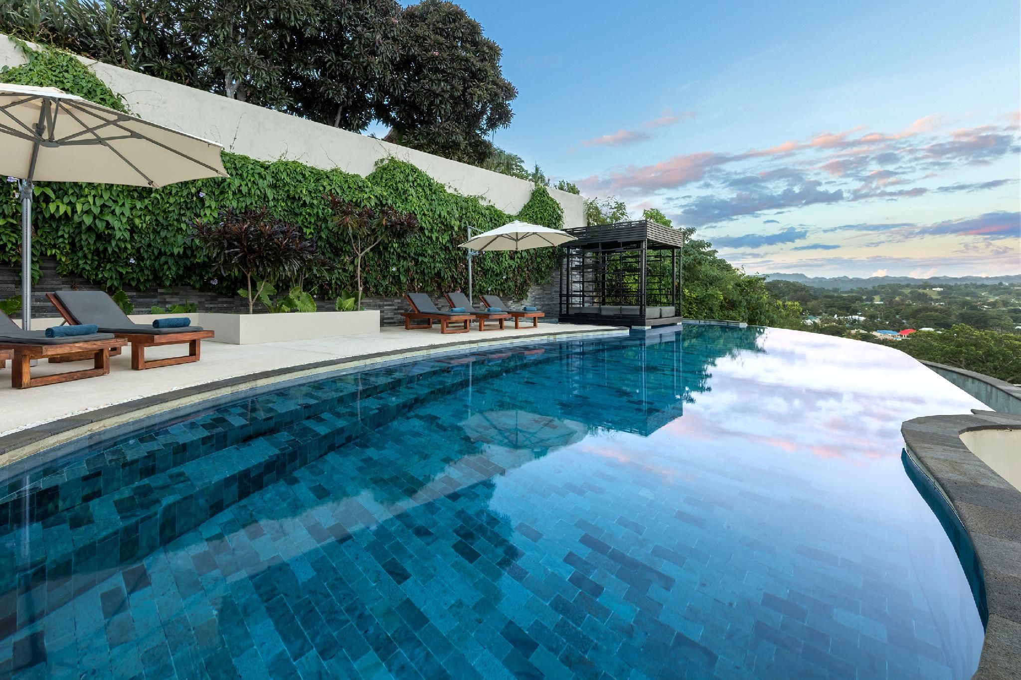 ذا تيراسيز بوتيك أبارتمنتس - بورت فيلا - حوض السباحة