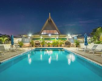 Perfect Beach Vacay! 4 Spacious Rooms | Pool + Fireplace | Near Paukukalo Beach - Kahului - Pool