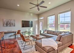 Edmond Oasis with Rooftop Lounge Walk to Dtwn! - Edmond - Living room