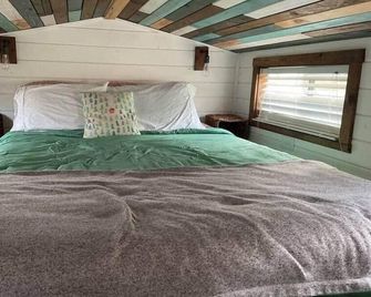 The Lost Tinyhouse - Triadelphia