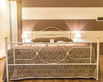 Agriturismo e Agricamping Le Nosare - Valeggio sul Mincio - Schlafzimmer
