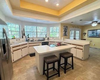 Spacious 5-bedroom house in amazing Odessa, 1 acre, Lake Front - Odessa - Кухня