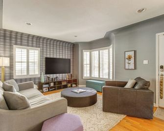 Walk to City Park: Chic Home w/ Hot Tub & Yard - Denver - Sala de estar