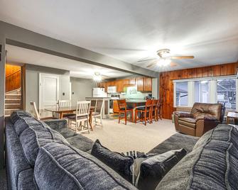 Clear Lake Vacation Rental: Walk to City Beach! - Clear Lake - Living room