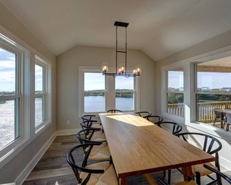 Playroom, Basketball & Pool; Lakefront w/ Sound & Sunset Views; Dog Friendly - Avon - Comedor