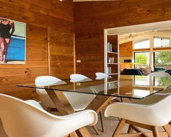 Mid-Century Coastal Retreat - Cowes - Dining room