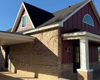 3-bedroom 2 and a half bath bungalow in superb Woodward with a warm fireplace! - Woodward - Bygning