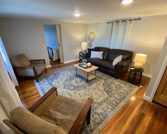 House in Oskar Bay, along Houghton Portage Canal - Houghton - Living room