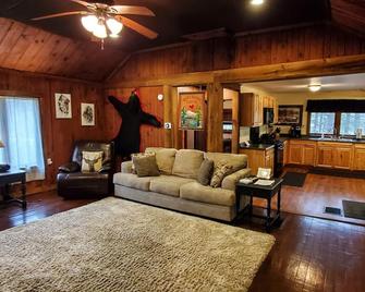 Buzzard's Cabin | 1br, 1ba, Rustic Cabin, Hot Tub - Farmington - Living room