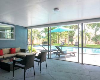 Tropical House 3 Bedrooms with Pool Oakland Park - Oakland Park - Living room