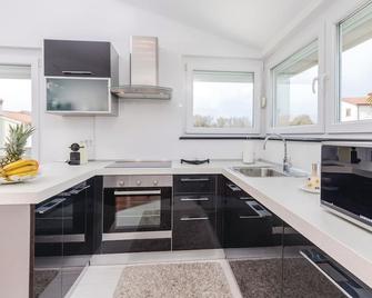 Awesome Home in Nedescina With Wifi and 5 Bedrooms - Nedeščina - Cocina