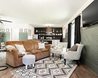 Everwood Cottage ^ Trees, Birds, and Quiet! Military Friendly - Shiloh - Living room