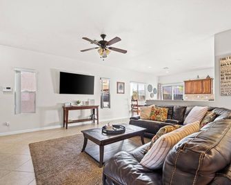 Family Friendly House in Centennial Hills - Las Vegas - Living room
