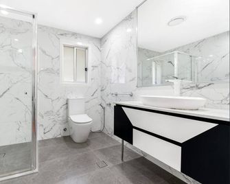 Private room with pool and ensuite - Campbelltown