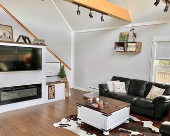 Journeys End Chalet - Minutes To Jay Peak! - North Troy - Living room