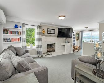 Living the Lake Winnipesaukee Life Awesome Views,Water access, Beach, Pool ️ - Laconia - Living room