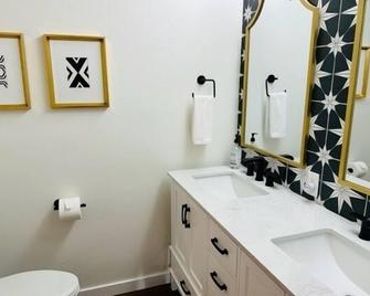 Spacious 1 Bedroom across from Drake Park - Bend - Bathroom
