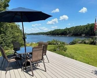 Spectacular sunrises,cozy vintage home on the water in Wiscasset, ME-Adults only - Wiscasset - Patio
