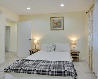 Whittier Duplex Unit Near Beaches and Hiking! - Whittier - Bedroom