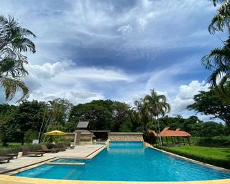 Pai Hotsprings Spa Resort - Pai - Uima-allas