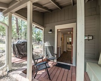 Miles Hacienda: Beautifully Remodeled, Centrally Located Ruidoso Cottage - Ruidoso - Patio