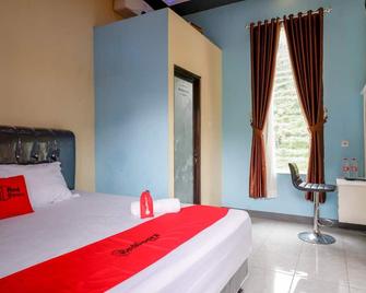 RedDoorz @ Gerbang Dieng Plateau Area - Wonosobo - Bedroom