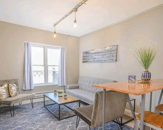Downtown 2 Bedroom Apartment - Appleton - Dining room