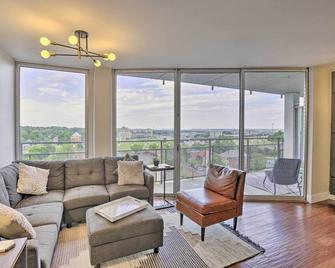 7th-Floor Omaha Condo with Balcony and Park Views - Omaha - Sala de estar